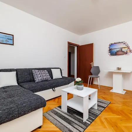 Meri 2nd Floor Dramalj